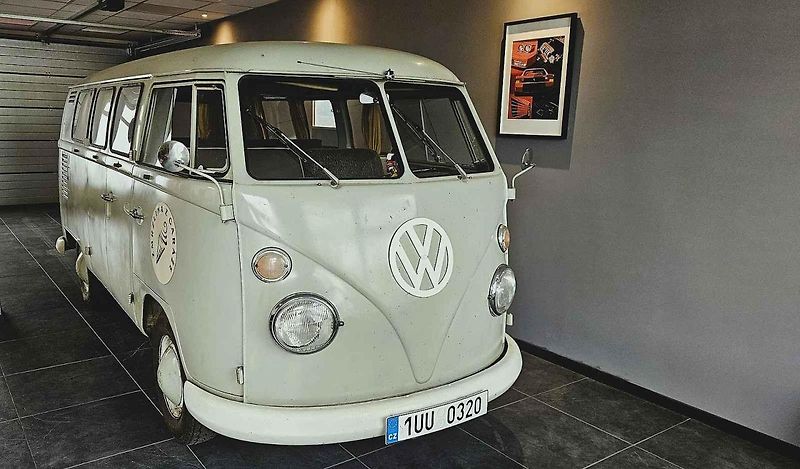 Aleš Fousek (vpravo) z Ústí nad Labem vlastní Volkswagen T1 Bus z roku 1964. Auto, které si oblíbilo hnutí Hippies. Aleš se svým bratrem Michalem (vlevo) současně provozuje autoservis v bývalé provozovně Toyoty v Solvayově ulici.