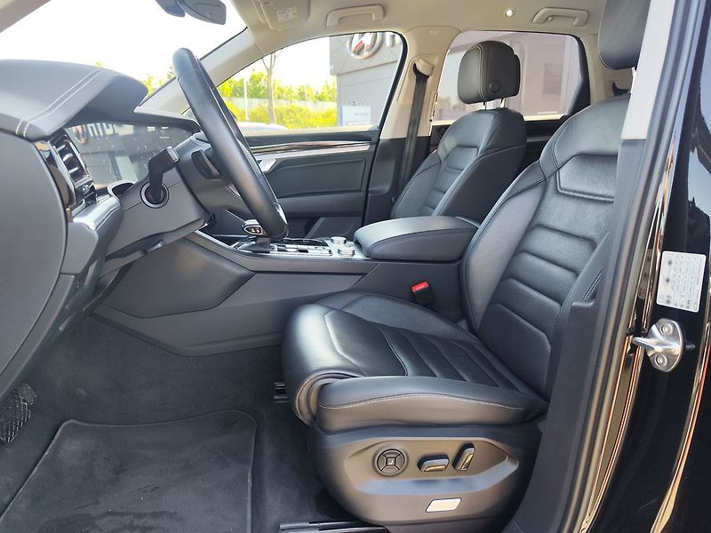 Volkswagen Touareg 3.0 TDi/210kW Elegance AT 4x4 - fotka 18 z 39