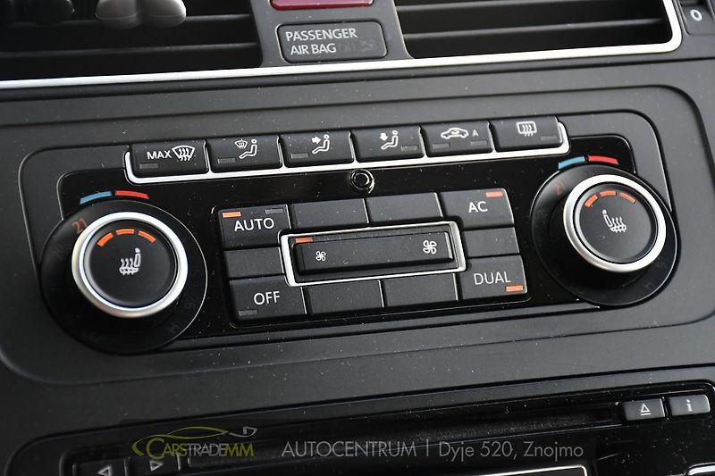 Volkswagen Touran 2.0TDi CROSS NAVI VÝHŘEV - fotka 32 z 48