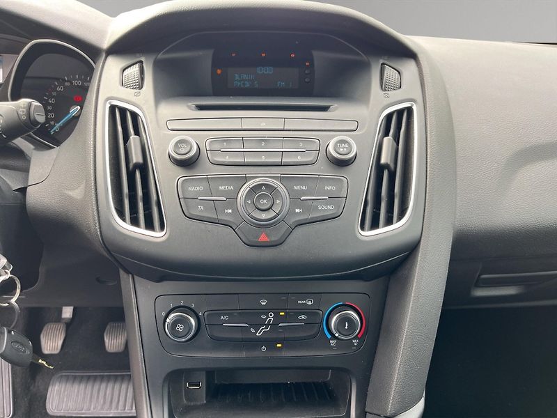 Ford Focus (2016) 1.0 74kw, ČR, 1.maj, serv.knih - fotka 15 z 21