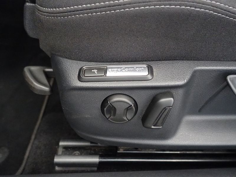 Volkswagen Passat 2.0 TDi LED SVĚTLA, ACC, DSG - fotka 23 z 38