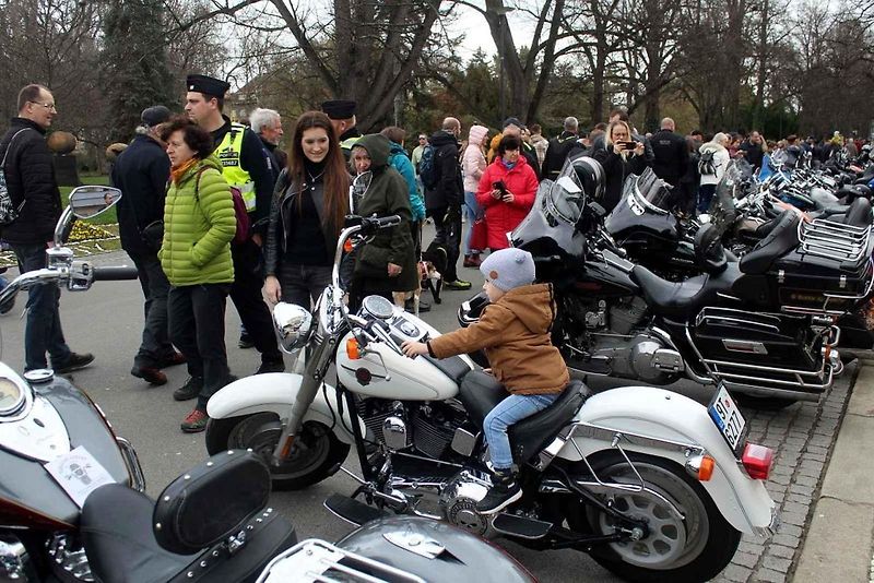 Z příjezdu spanilé jízdy motocyklů do Poděbrad.