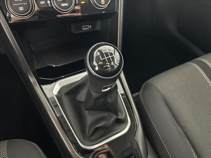 Volkswagen T-Roc 1,5   TSI 110kW,STYLE,TAŽNÉ - fotka 19 z 28