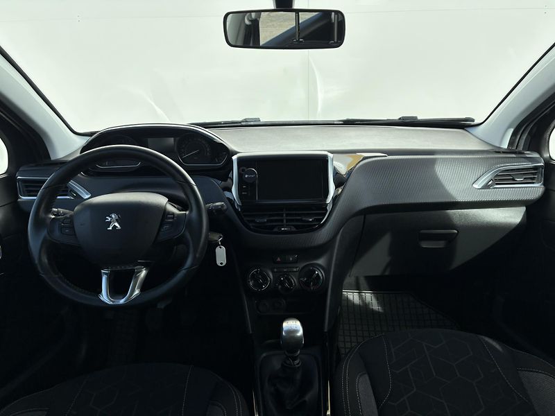 Peugeot 2008 1.2 PureTech 110k ACTIVE - fotka 5 z 19