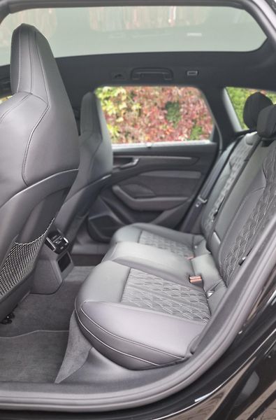 Audi A6 Avant (2025) quattro S-line Vzduch Pano Taž - fotka 25 z 52