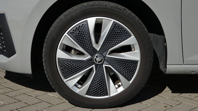 Škoda Scala 1.0 TSI DSG Drive - fotka 22 z 23