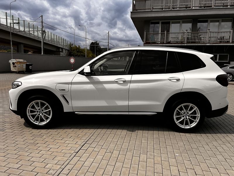 BMW X3 30e xDrive 215kw 1. majitel - fotka 7 z 28