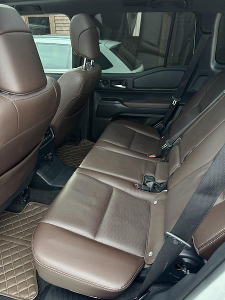 Toyota Land Cruiser (2023) 2.8 D-4D 4x4 Executive Skyview - fotka 14 z 33