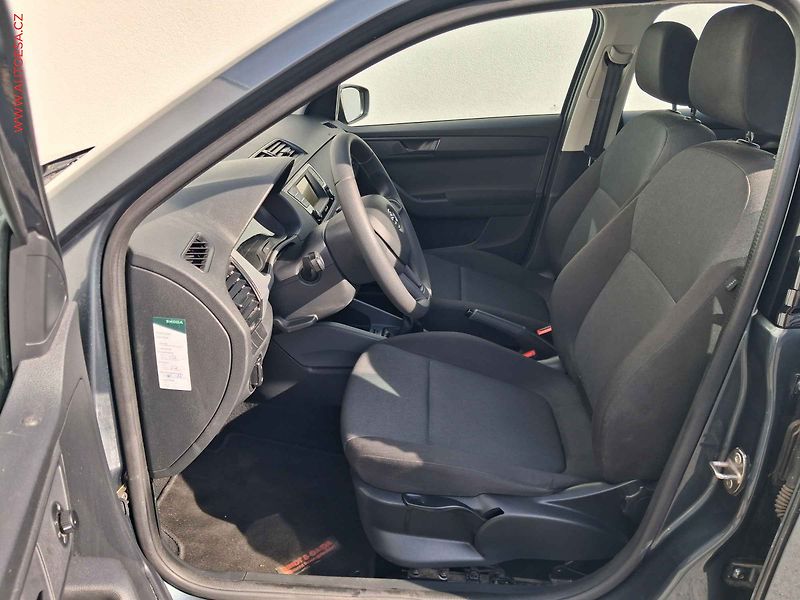Škoda Fabia (2016) 1.0 MPi, Cool Edition, park. - fotka 9 z 17