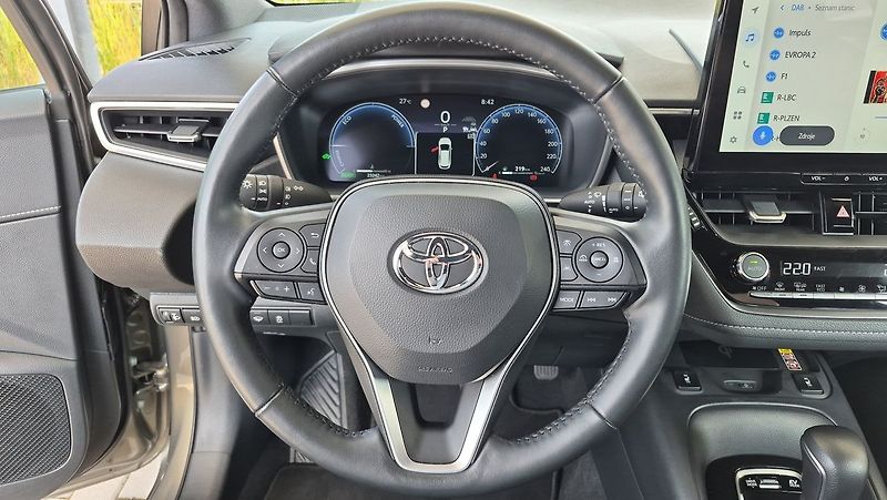Toyota Corolla 1.8 HEV e-CVT Comfort Tech - fotka 13 z 23
