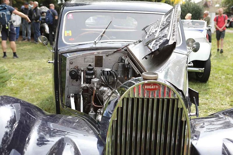Na akci Jízda do vrchu a výstava historických vozidel se představilo na tři sta automobilů a motocyklů.