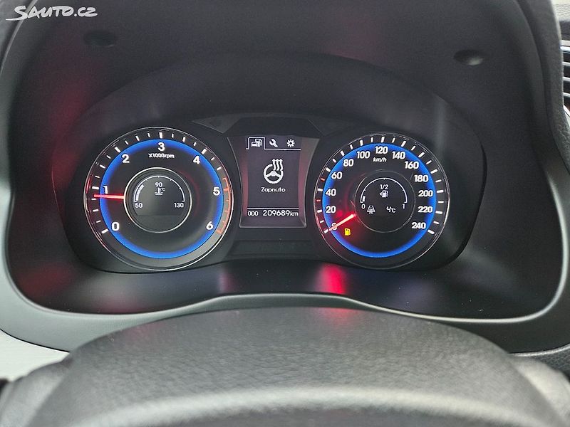Hyundai i40 1,6CRDi 100kW VÝHŘEV KAMER DPH - fotka 29 z 44