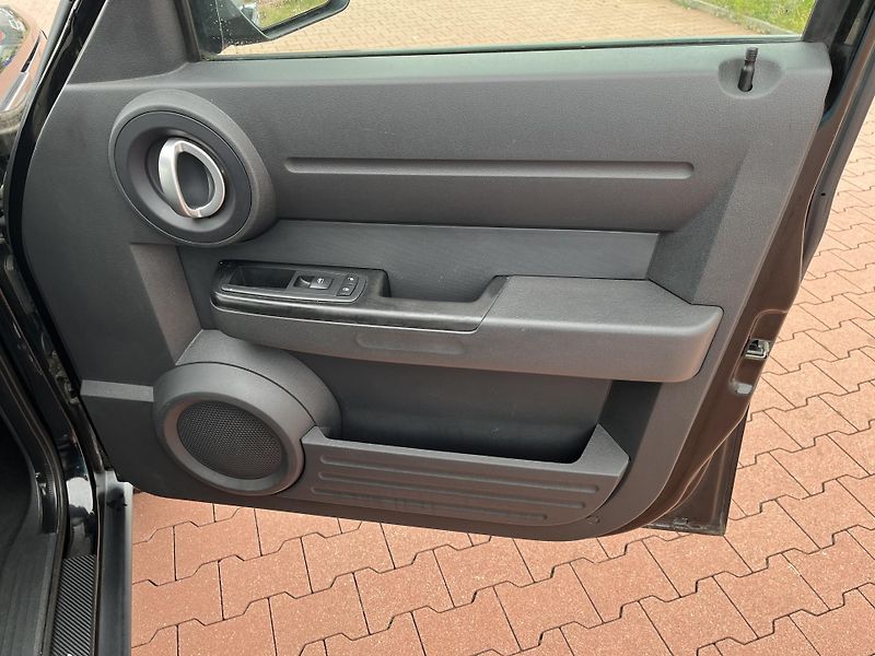 Dodge Nitro 2.8 CRD 4x4 Automat - fotka 16 z 27