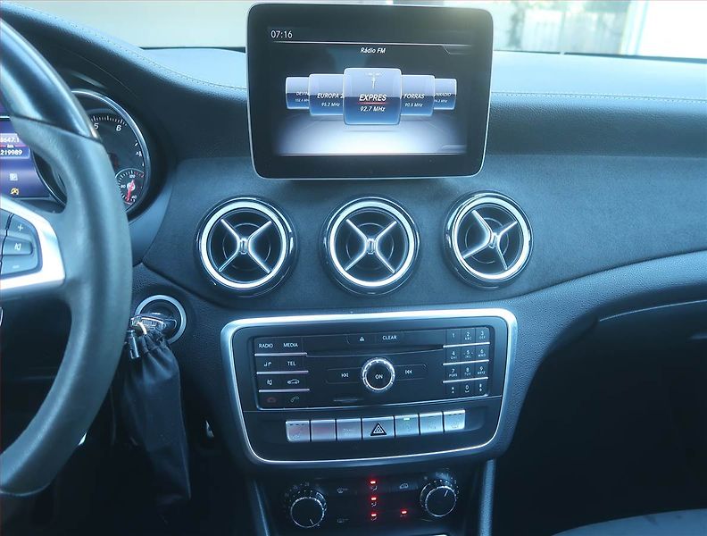 Mercedes-Benz Třídy A (2017) AMG line A 180, Kůže, Navi - fotka 12 z 15