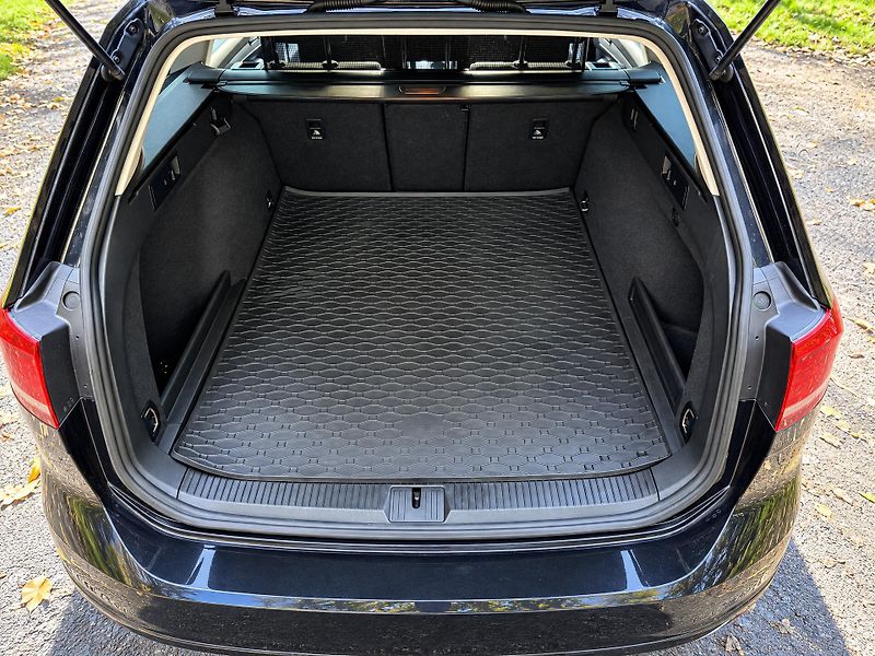 Volkswagen Passat 2,0 TDI 110kW Comfortline Navi - fotka 10 z 41