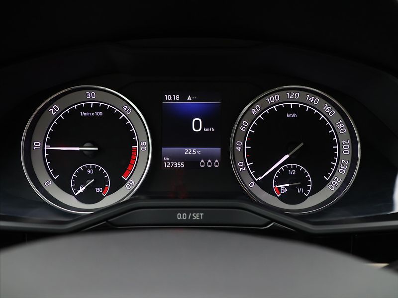 Škoda Superb 2,0 TDI 110kW 4x4 CZ L&K - fotka 18 z 36