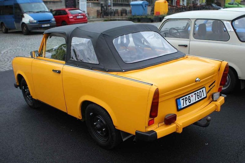 Výstava vozů Trabant při křtu knihy v plzeňském Depu 2015