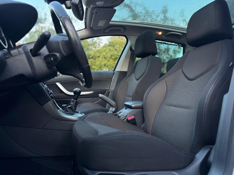 Peugeot 308 1.6i 1.MAJITEL ČR GARÁŽOVÁNO - fotka 12 z 26