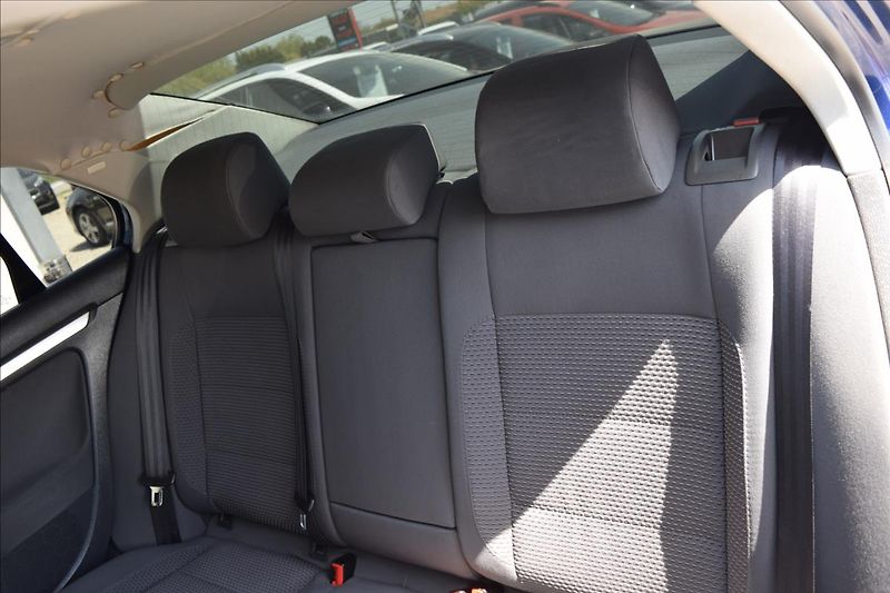 Volkswagen Jetta 1,9 TDI 77KW NOVÁ STK ALU - fotka 17 z 43