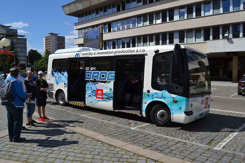 Autobus na vodíkový pohon v Mostě. Pohled z přední strany.