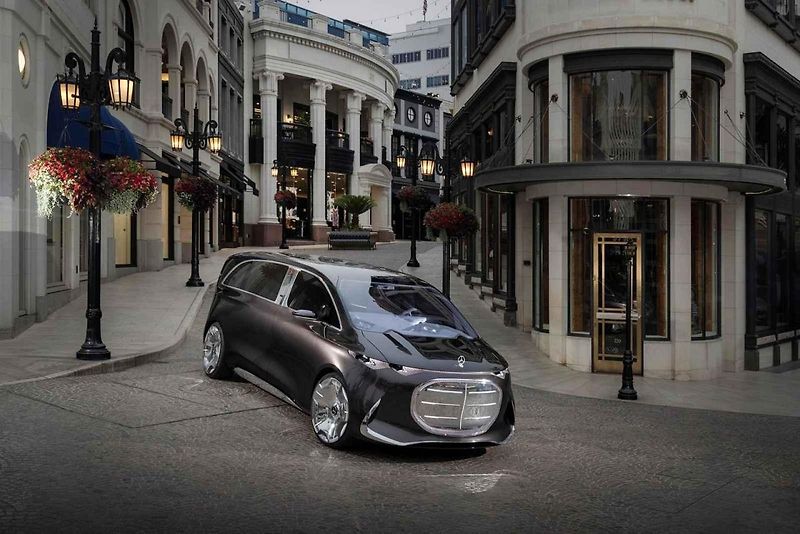 Nový Mercedes-Benz VLS bude luxusní dodávka. Zadní část připomíná obývací pokoj.