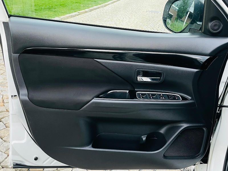 Mitsubishi Outlander 2.4i+HYBRID 4x4 SERVISKA TAŽNÉ - fotka 37 z 53