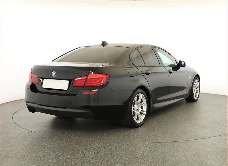 BMW Řada 5 (2010) 520d, Xenony, Tempomat - fotka 5 z 17