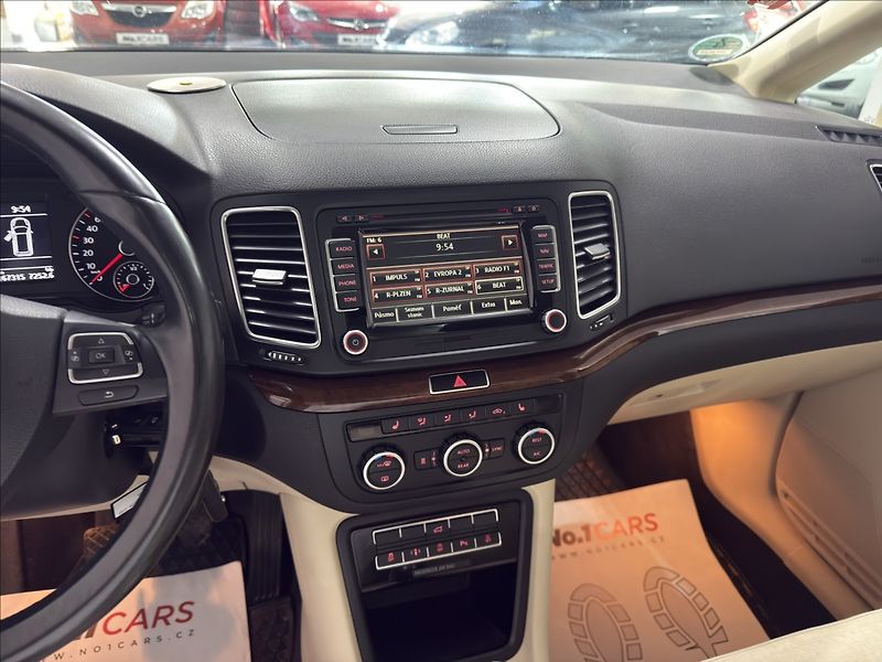 Volkswagen Sharan 2,0   TDI HIGH PANO WEBASTO TZ - fotka 15 z 40