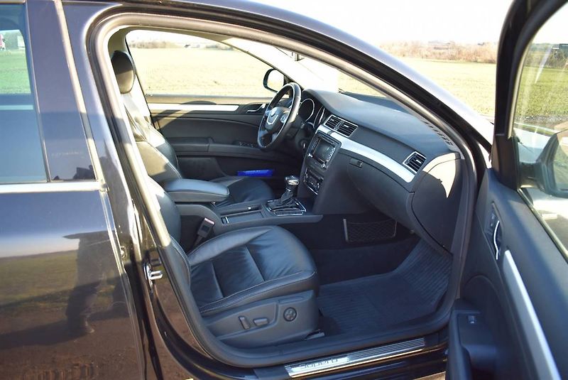 Škoda Superb 2,0 TDI SERVIS STK NOVÉ DSG! - fotka 14 z 19