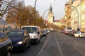 Prázdninový zákaz vjezdu by platil i v části Smetanova nábřeží na pravé straně Vltavy.