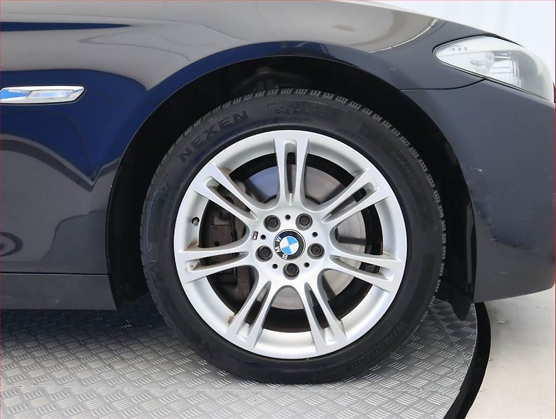 BMW Řada 5 (2013) M Sport 530d xDrive, 4X4 - fotka 15 z 20