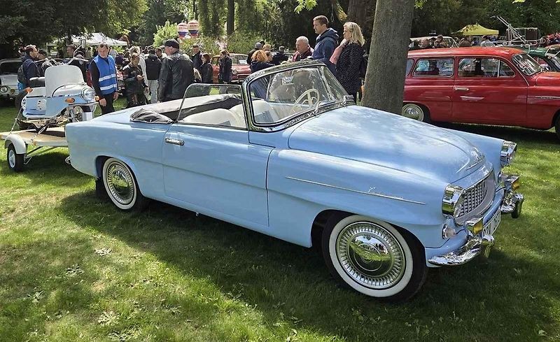 Habrovany cestovaly časem. Park zaplnily historické automobily i motorky.
