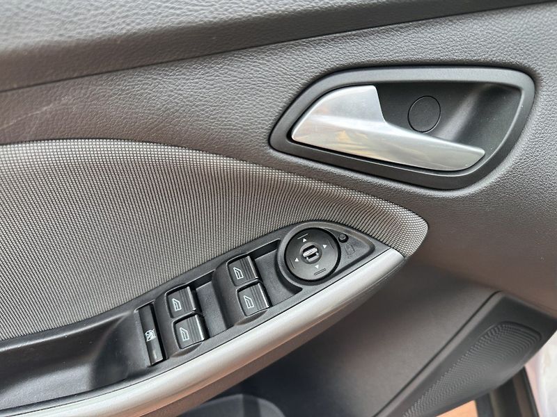 Ford Focus (2011) 1.6Ti-VCT Klima Parkování - fotka 28 z 48