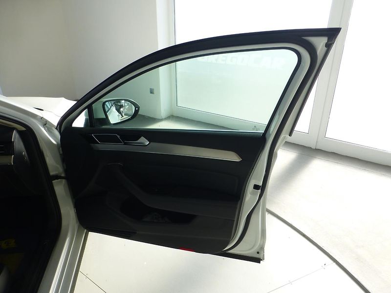 Volkswagen Passat (2017) 2,0TDI-140KW-KŮŽE*VYHŘ.SEDADLA - fotka 17 z 24