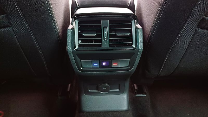 Škoda Karoq 2.0 TDI 110kW DSG 4x4 WEBASTO - fotka 20 z 50