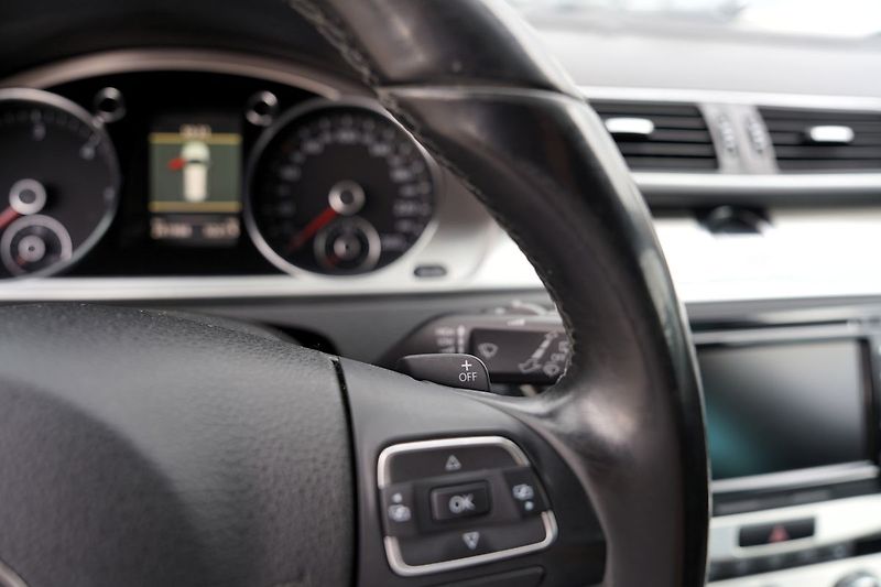 Volkswagen Passat 2.0 TDI 4Motion DSG/16Al./170P - fotka 35 z 38