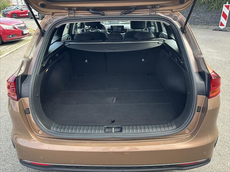 Kia Ceed 1,5 TGDi Spin ZÁRUKA KAMERA - fotka 13 z 35