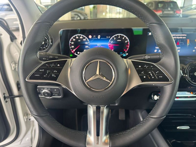 Mercedes-Benz GLA 220 4MATIC - fotka 14 z 20