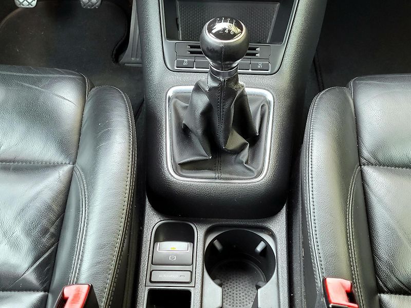 Volkswagen Tiguan 1,4 TSi 4motion SPORT SERV.KN - fotka 31 z 40