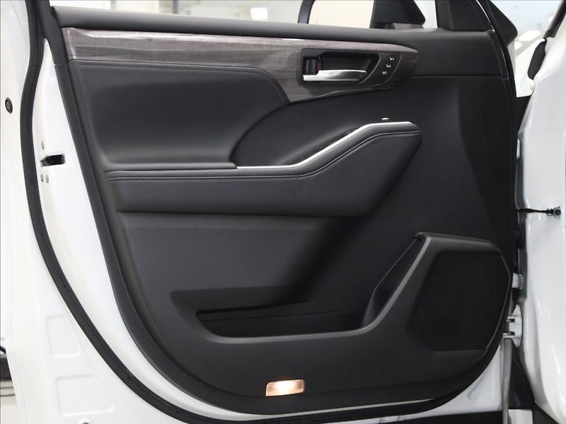 Toyota Highlander 2,5 Hybrid Exclusice 7-m. DPH - fotka 14 z 22