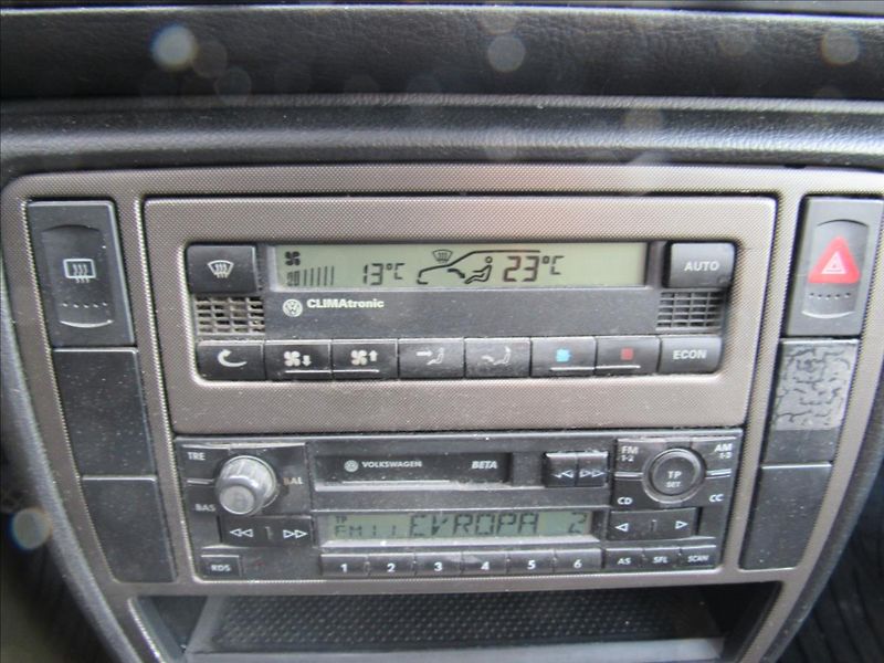 Volkswagen Passat 1,6 i 74kW Combi - fotka 16 z 24