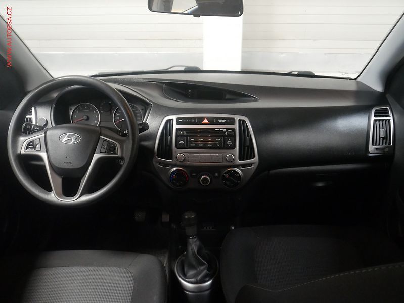 Hyundai i20 (2012) 1.2i, AC - fotka 13 z 17