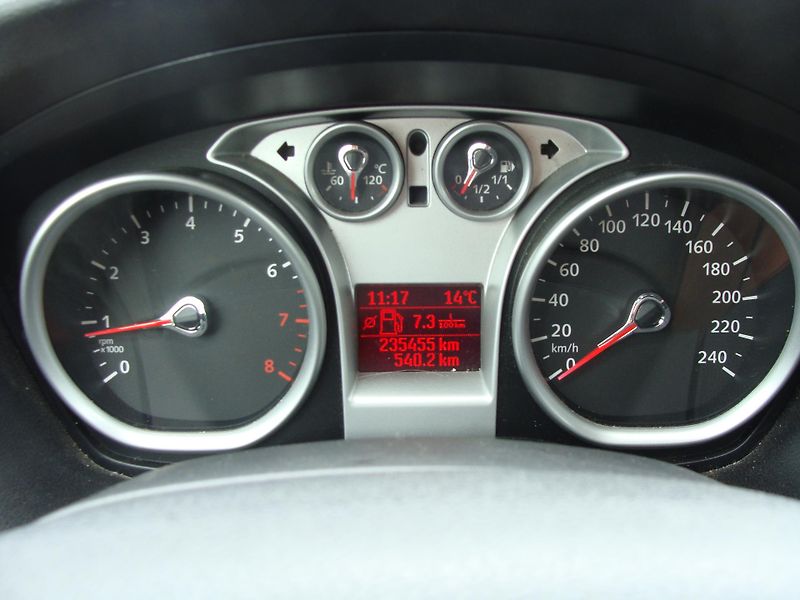 Ford Focus 1.6i, 74 kW, klimatizace - fotka 15 z 24
