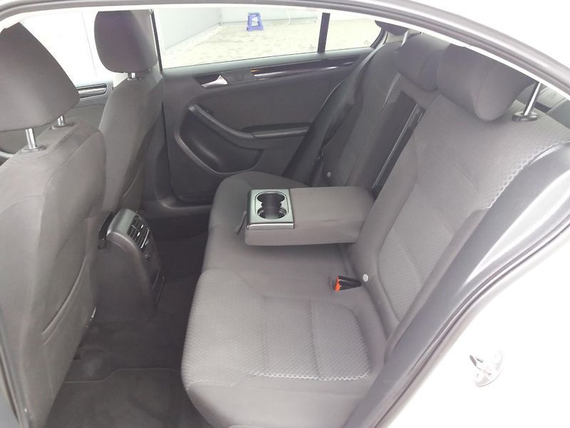 Volkswagen Jetta 1.4TSi,DSG,90kW,SERVI.KNÍŽKA!! - fotka 15 z 23