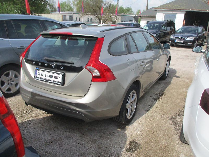 Volvo V60 (2015) combi D4 1,6 TD - fotka 3 z 11