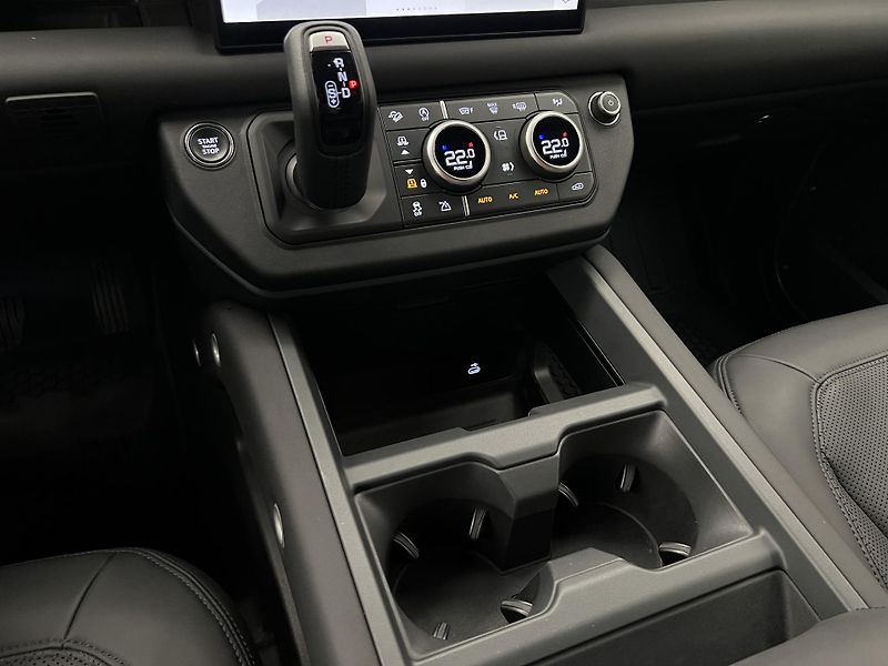 Land Rover Defender D300 AWD X-DYNAMIC SE AUT CZ - fotka 26 z 45
