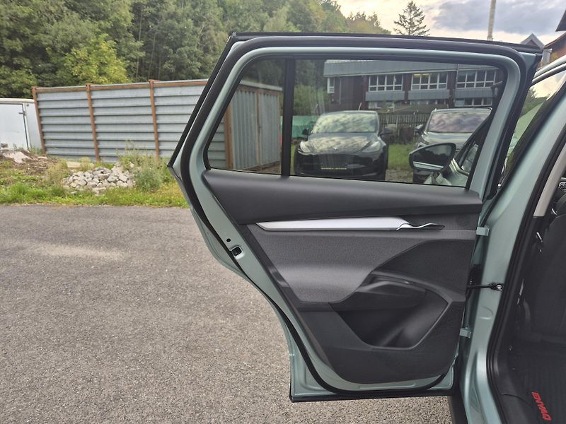 Škoda Enyaq 150kw, iV80 19ALU SOH 90% - fotka 36 z 44