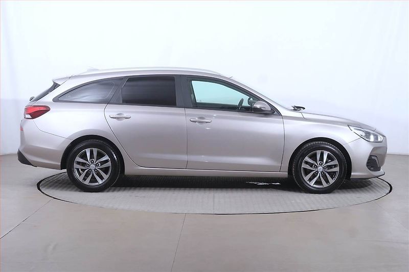 Hyundai i30 (2020) Family Comfort 1.6 CRDi - fotka 6 z 20