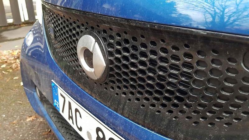 S elektrickým Smartem můžete za stovku zaparkovat i v centru Prahy. Jinde je ale tahle výhoda k ničemu.
