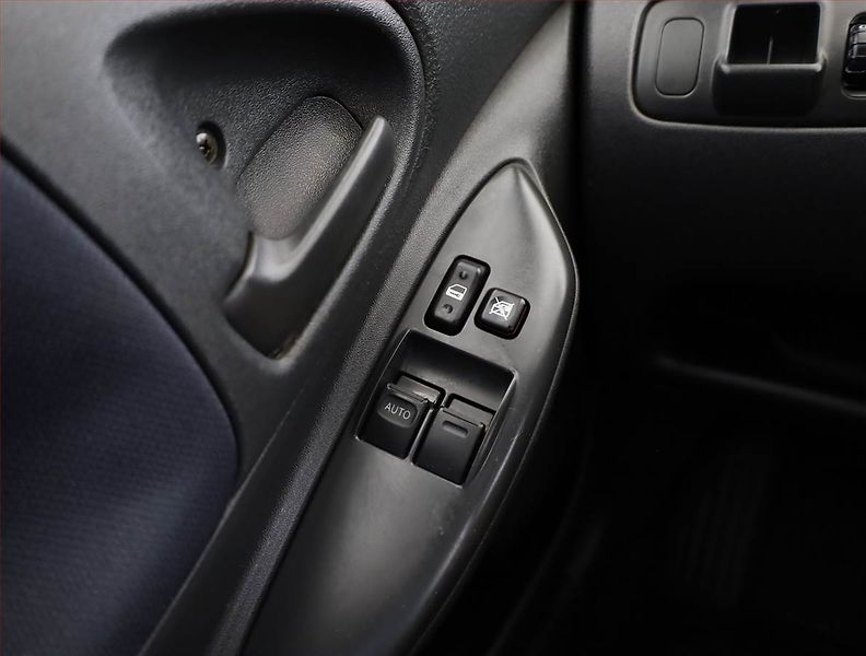 Toyota Yaris (2003) 1.0 VVT-i, Automat, nová STK - fotka 13 z 15